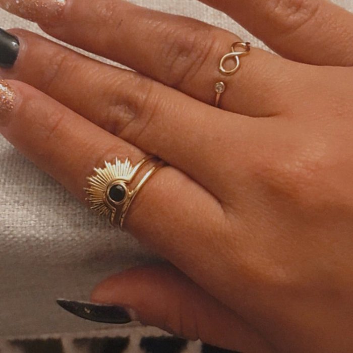 Modischer Ring aus vergoldetem Edelstahl mit schwarzem Achat