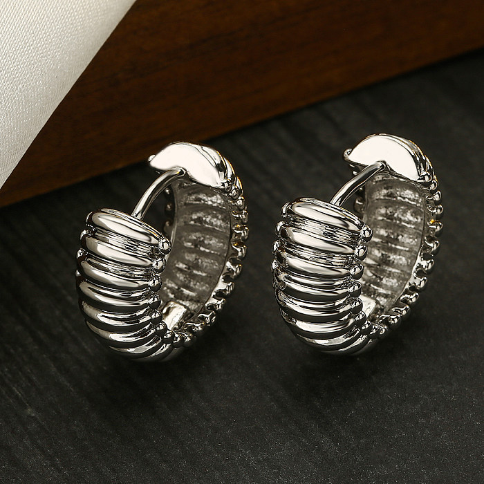 1 paire de boucles d'oreilles créoles rondes de Style Simple, plaquées en cuivre de couleur unie, plaquées or 18 carats