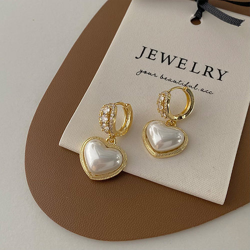 1 Paar schlichte Herzform-Ohrringe mit Inlay aus Kupfer-Strasssteinen und Perlen
