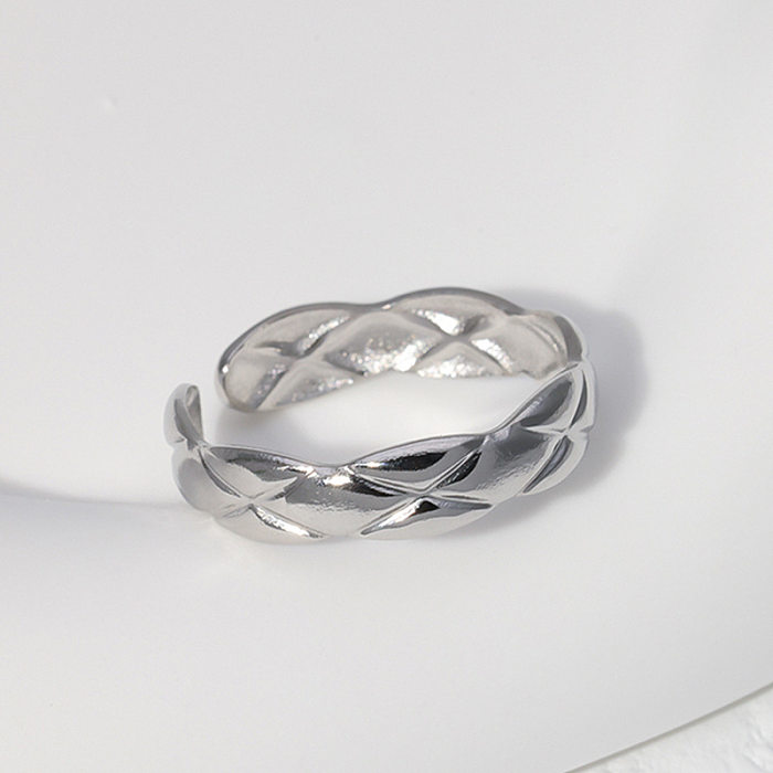 Offener Ring mit geometrischer Retro-Beschichtung aus Edelstahl