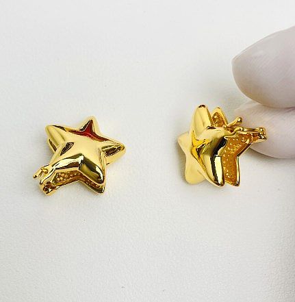 1 par de brincos de orelha de cobre com revestimento artístico em estrela
