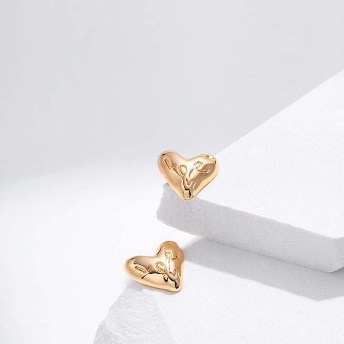 1 paire de clous d'oreilles en cuivre plaqué or en forme de cœur