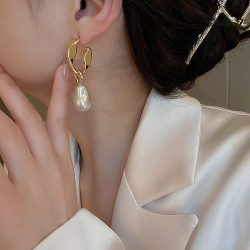 Elegante geometrische Ohrstecker mit künstlichen Perlen, verkupfert, 1 Paar