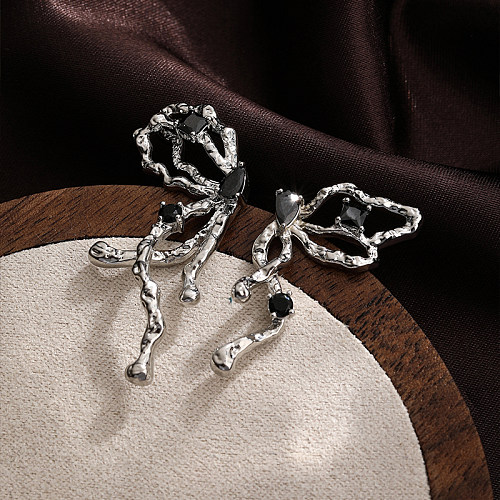 1 par de brincos de orelha banhados a prata com zircônia de cobre vazada estilo simples e doce