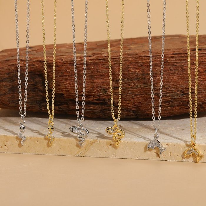 Collar chapado en oro blanco chapado en oro de 14 quilates con incrustaciones de cobre y serpiente de delfín de viaje de estilo simple