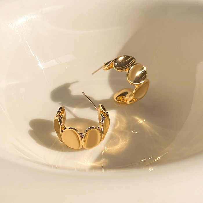 زوج واحد من ترصيع الأذن المطلي بالذهب عيار 1 قيراط على شكل C بيضاوي من النحاس بتصميم بسيط