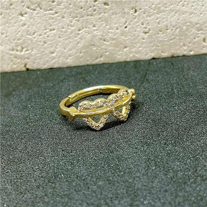 Offene Ringe im modernen Stil in Herzform mit Kupfereinlage und Zirkon