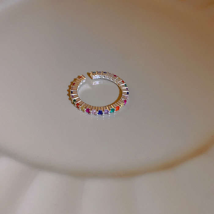 Offene Ringe im einfachen Stil mit geometrischen Kupfereinlagen und künstlichen Edelsteinen