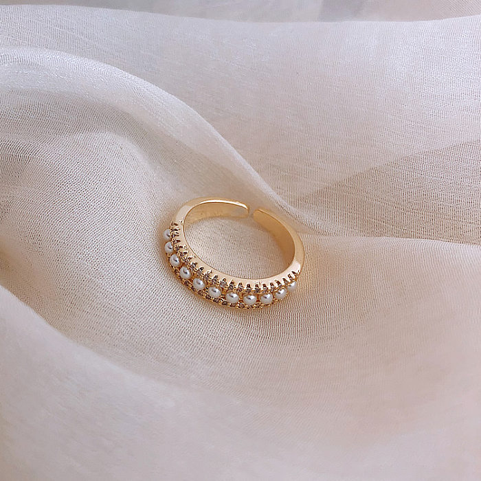 Anneau ouvert rond de placage de cuivre de style simple avec perle et zircon