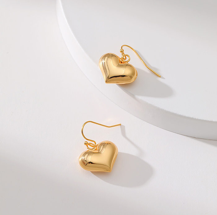 1 Paar elegante Damen-Ohrhaken in Herzform aus 18 Karat vergoldetem Kupfer
