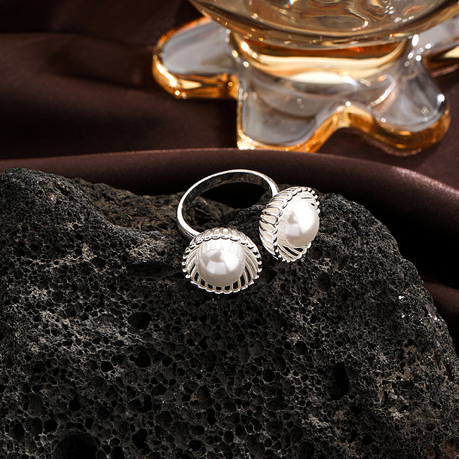 Anillos abiertos plateados de perlas de imitación con incrustaciones de cobre redondo de estilo británico