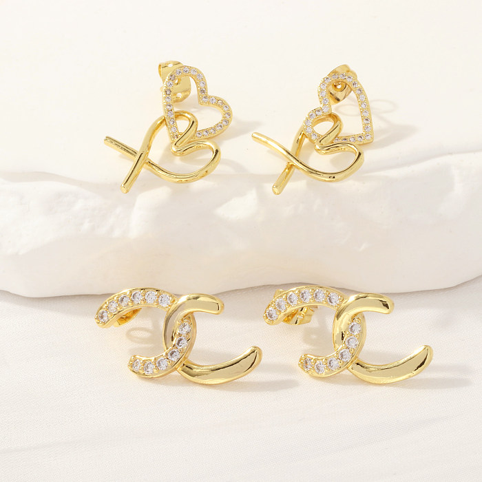 1 Paar Ohrstecker mit romantischem, süßem Buchstaben und herzförmiger Beschichtung, Kupfer-Zirkon, 18 Karat vergoldet