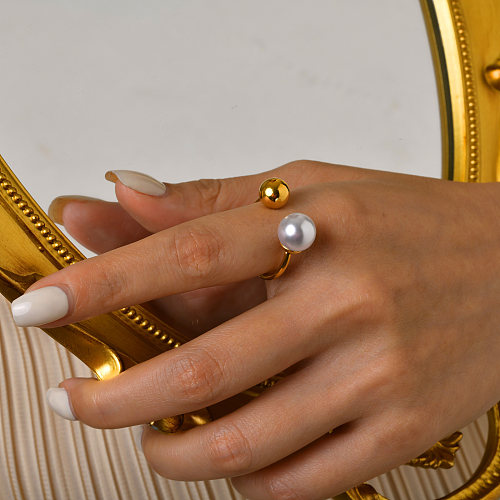 Runder, offener Ring mit 18-Karat-Goldplattierung und Intarsien aus künstlichen Perlen aus rostfreiem Stahl für den Urlaub