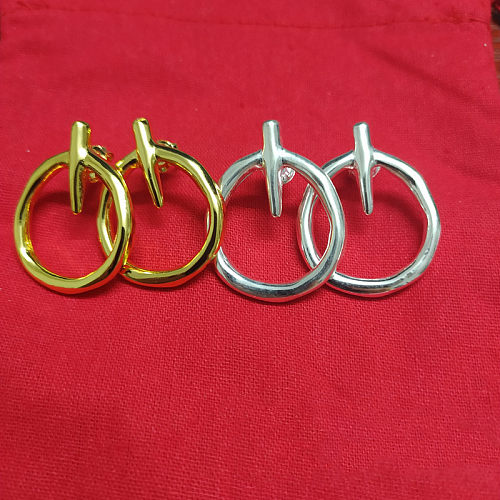 1 Paar elegante, runde, versilberte Kupfer-Ohrringe