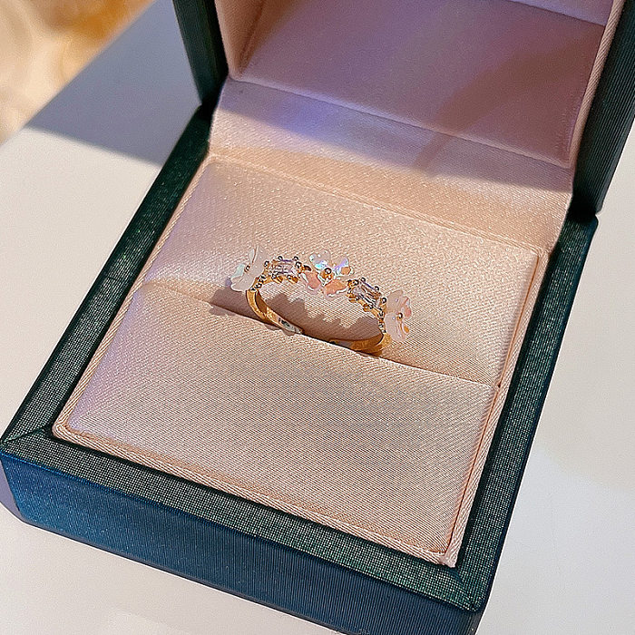 Anillos de perlas de piedras preciosas artificiales con incrustaciones de cobre de mariposa y flor elegante