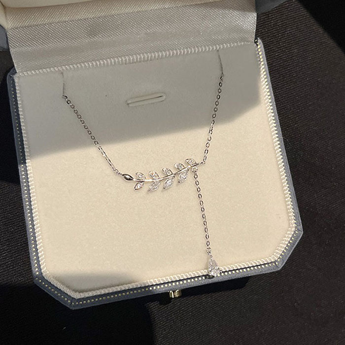Simple Style Flower Copper Zircon Pendant Necklace In Bulk