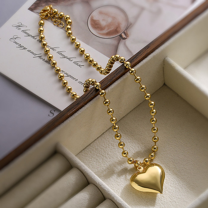 Collar con colgante chapado en oro de 18 quilates con revestimiento de cobre en forma de corazón de estilo simple
