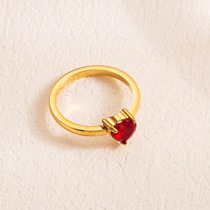 Elegante Ringe im klassischen Stil in Herzform mit Inlay aus Zirkon und 18 Karat vergoldetem Edelstahl