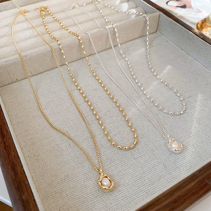 Collier élégant de perles artificielles avec incrustation de cuivre géométrique
