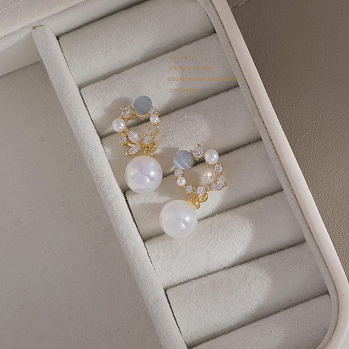 1 par de pendientes colgantes de circonita de ópalo y perlas artificiales chapados en cobre con flores a la moda