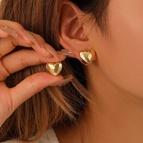 1 paire de clous d'oreilles en cuivre plaqués en forme de cœur, élégants et doux
