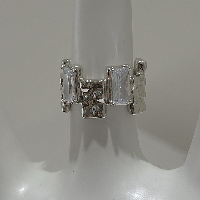 Einfacher, rechteckiger, offener Zirkon-Ring mit Kupfereinlage