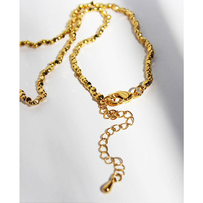 Collar de cadena de clavícula con cuentas cuadradas pequeñas de oro con perlas barrocas galvanizadas al vacío