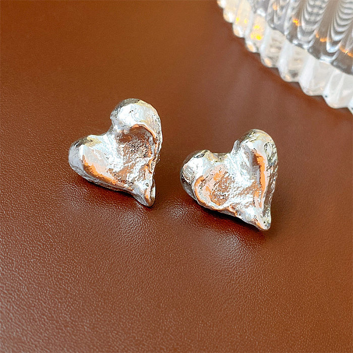 زوج واحد من أقراط الأذن النحاسية ذات التصميم البسيط غير الرسمي على شكل قلب الكرز بلون خالص