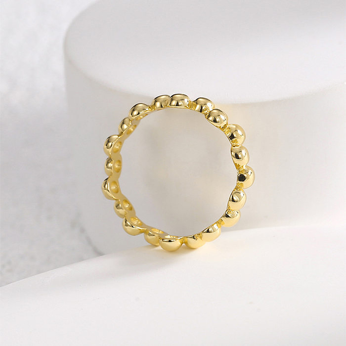 Vergoldete Ringe im schlichten geometrischen Stil mit Kupferbeschichtung