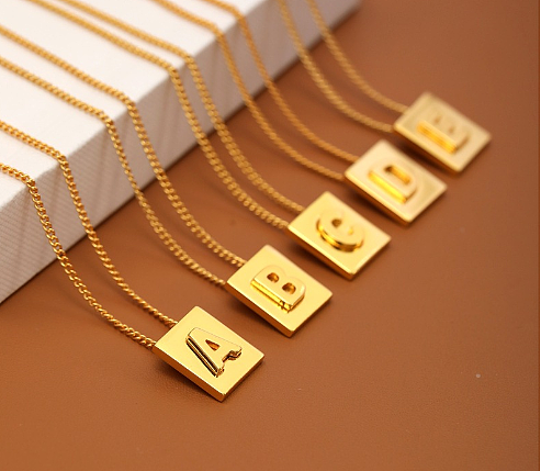 Colar com pingente de cobre com letras de estilo simples
