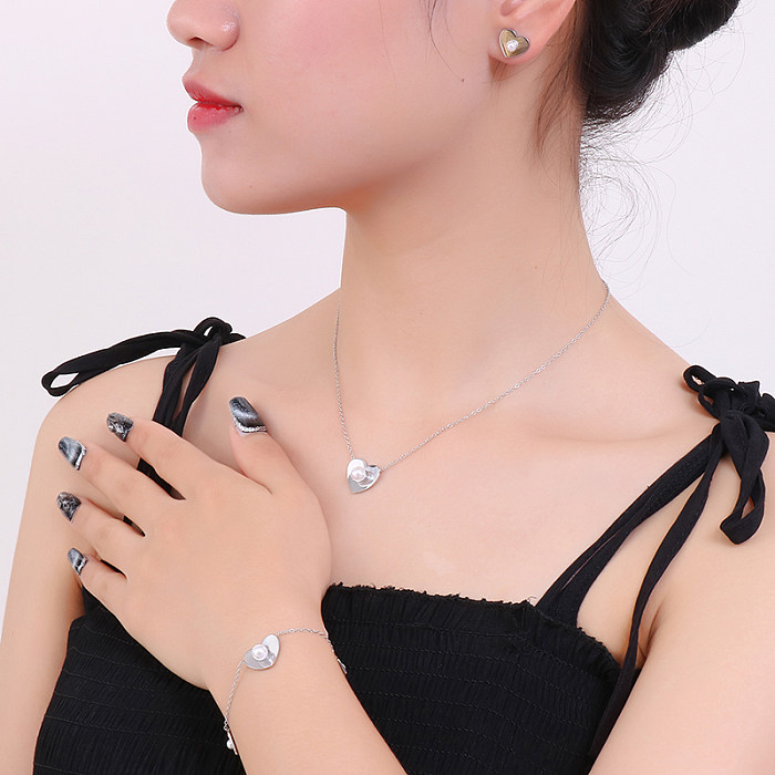 Estilo simple Forma de corazón Mariposa Chapado en acero de titanio Incrustaciones de perlas artificiales Pendientes chapados en oro de 18 quilates Collar Conjunto de joyas
