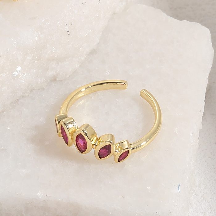 Elegante anillo abierto geométrico con incrustaciones de cobre y circonita chapado en oro de 14 quilates