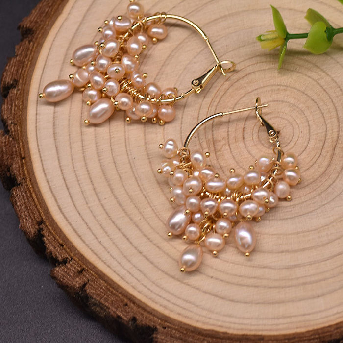 1 par de pendientes colgantes chapados en oro de 18 quilates con incrustaciones de perlas de agua dulce y circonita de cobre