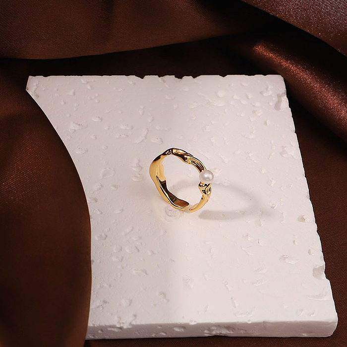 Estilo retro simples irregular chapeamento de cobre embutimento pérolas artificiais banhado a ouro 18K anéis abertos