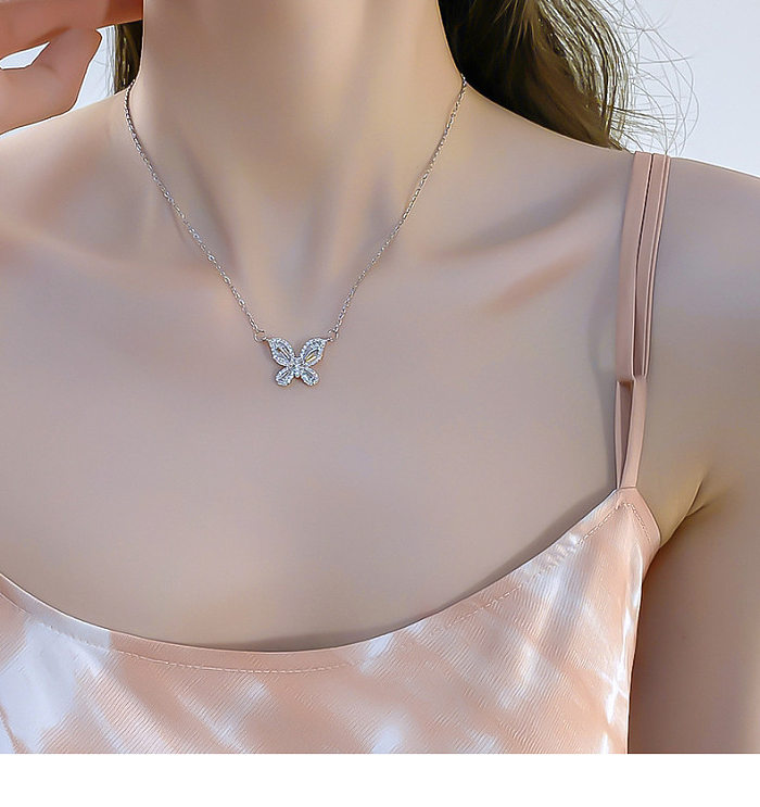 Collar con colgante de diamantes de imitación con incrustaciones de cobre y acero titanio y mariposa de estilo simple