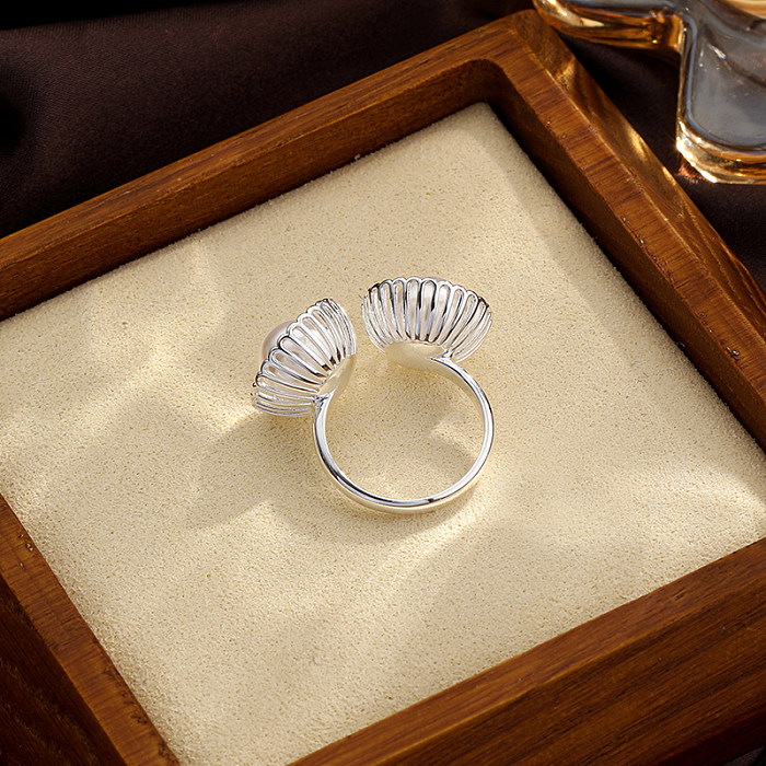 Offene Ringe im britischen Stil mit runder Verkupferung und Inlay-Imitationsperle, versilbert