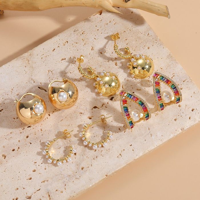 1 par de pendientes chapados en oro de 14 quilates con incrustaciones de perlas de cobre y circonita de estilo moderno y elegante