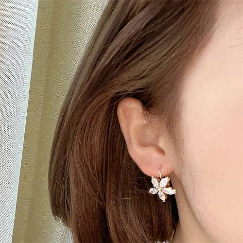 1 Paar süße glänzende Blumenplattierungs-Inlay-Kupfer-Zirkon-vergoldete Ohrringe
