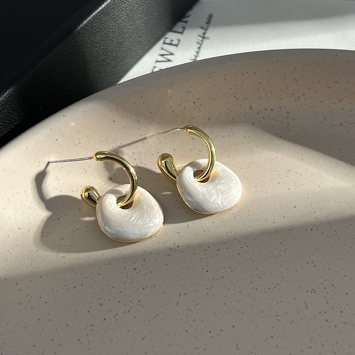 1 paire de boucles d'oreilles plaquées or 18 carats en cuivre plaqué géométrique de style moderne