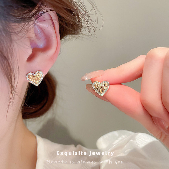 1 par de brincos de orelha de zircônia com incrustações de cobre em forma de coração