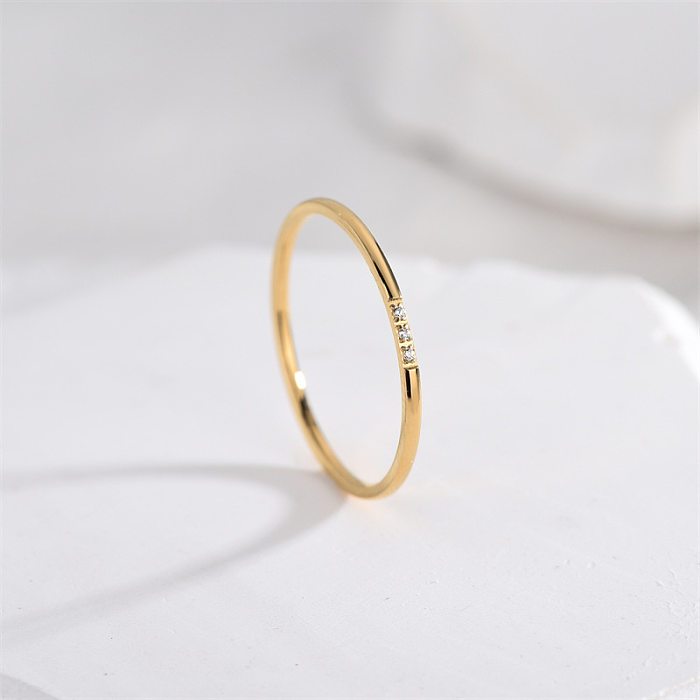 Romantischer schlichter Stil Kreis Titanstahl Polierbeschichtung Inlay Zirkon 18 Karat vergoldete Ringe