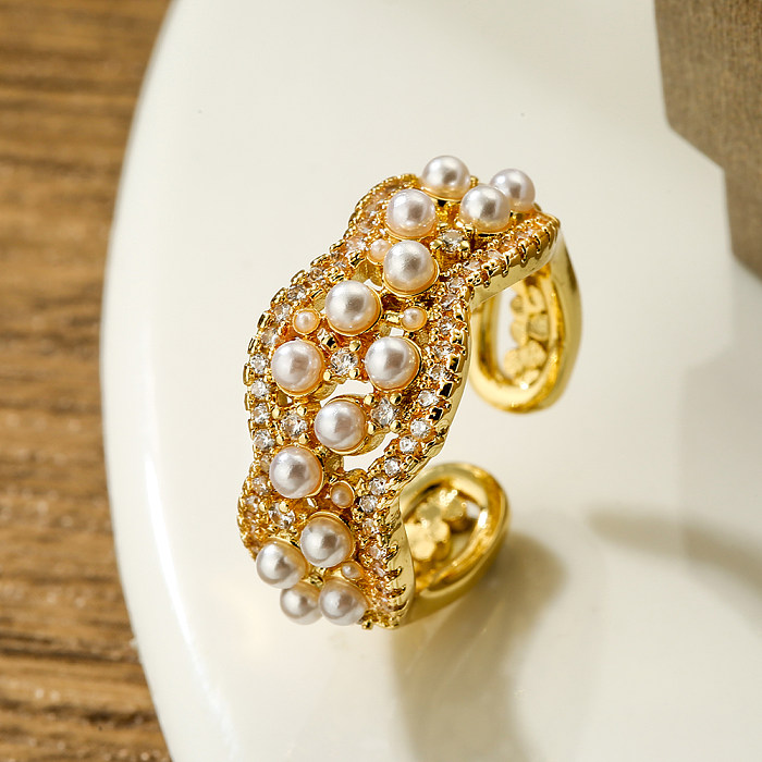 Eleganter offener Ring mit geometrischer Verkupferung, Inlay, künstlichen Perlen, Zirkon, 18 Karat vergoldet