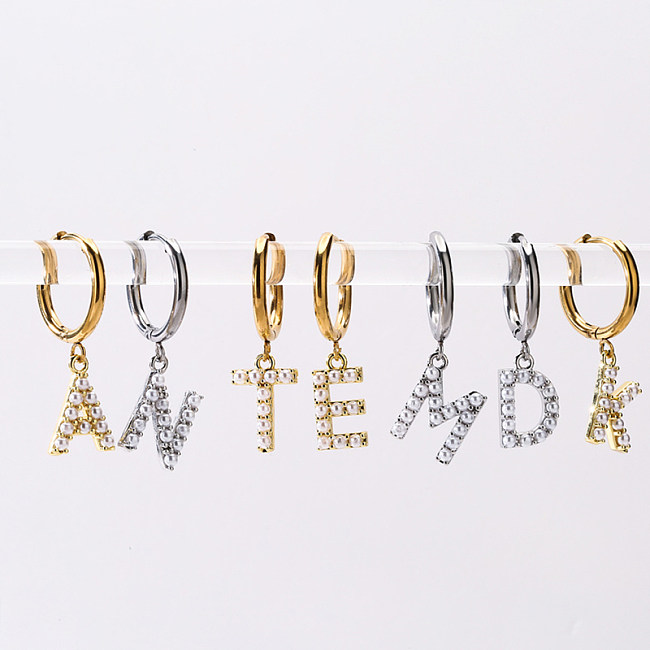 1 par de pendientes colgantes chapados en oro de 18 quilates con incrustaciones de letras de estilo simple e informal de perlas artificiales de cobre