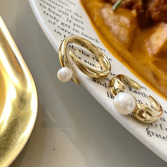 Offene Ringe im modernen Stil mit geometrischem Kupfer-Inlay und Perlen