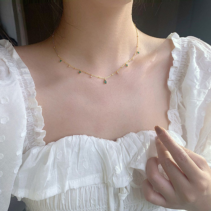 collier mince de perles espacées d’émeraude vintage