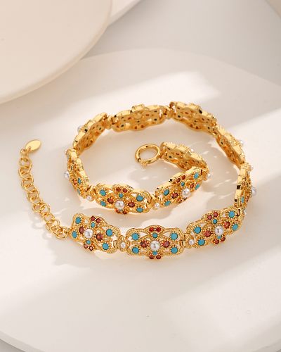 Luxuriöse Halskette im Vintage-Stil im französischen Stil mit geometrischer Verkupferung, ausgehöhltem Inlay, künstlichen Perlen, Zirkon, 18 Karat vergoldet