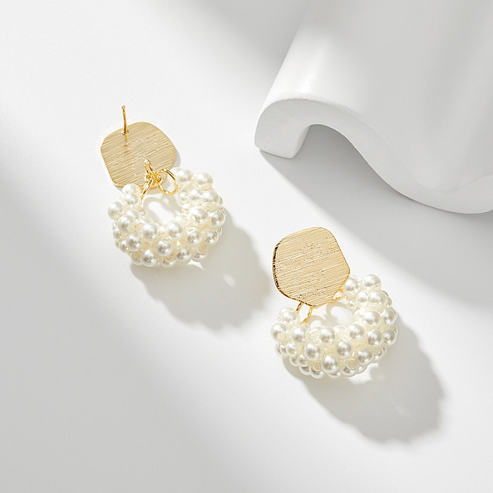 1 par de pendientes colgantes chapados en oro de 14 quilates con perlas de imitación y círculo de nubes para mujer