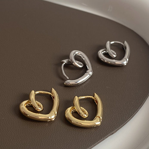 1 par de brincos de argola de cobre revestidos em forma de coração estilo simples