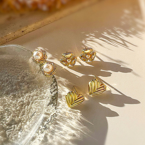 1 par de aretes chapados en oro de 18 quilates con incrustaciones de pétalos y corona en forma de corazón, estilo moderno y elegante, perlas artificiales de cobre