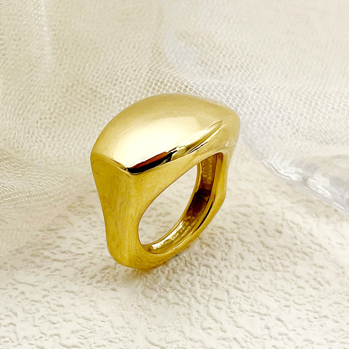 Anéis folheados a ouro de aço inoxidável da cor sólida irregular retro glam no volume